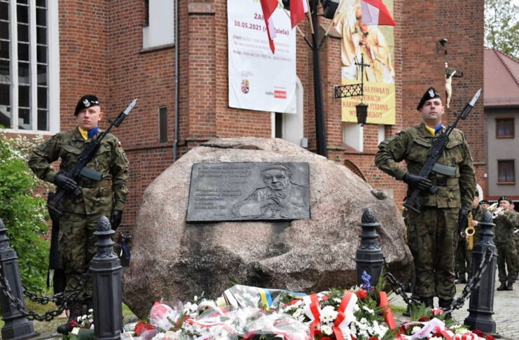 Warta honorowa przy obelisku kard. S. Wyszyńskiego