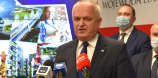 Wojewoda Lubuski Władysław Dajczak podczas konferencji prasowej