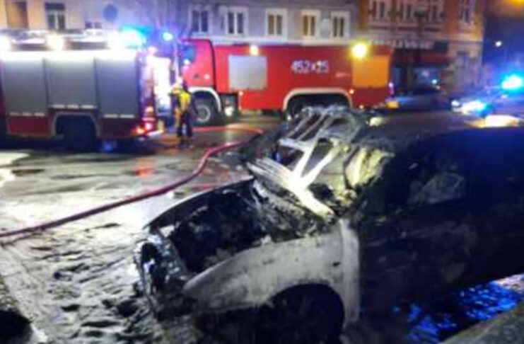 Kolejny pożar samochodu w Lubsku. Na Placu Wolności spłonęła Alfa Romeo Pożar samochodu w Lubsku