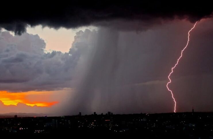 Nadciągają burze z gradem i silny wiatr. Ostrzeżenie II stopnia dla powiatu żarskiego Burza z ulewą