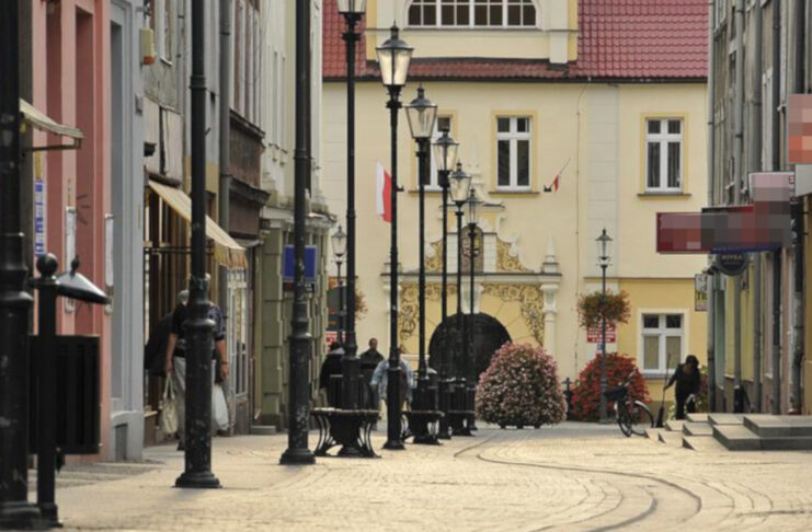 Dotacje na zabytki, bazę sportową i turystyczną dla powiatu żarskiego Deptak w Żarach