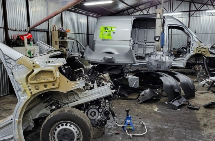 Dziupla samochodowa pod Żarami rozbita – w środku kradzione Mercedesy warte pół miliona Dziupla samochodowa pod Żarami