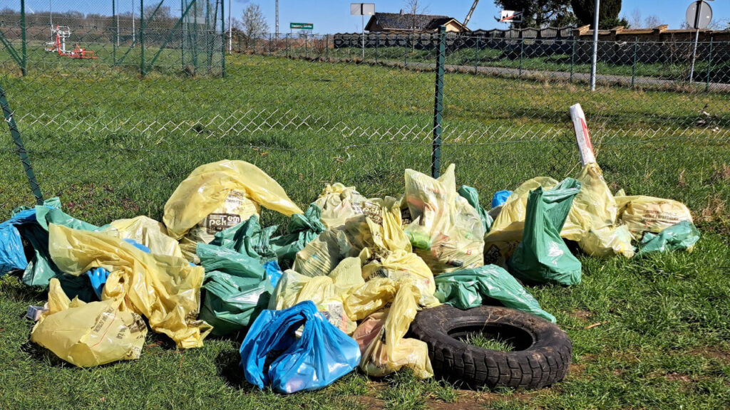 Opony i śmieci zebrane podczas akcji Kręci nas Recykling 2023 w Sieniawie Żarskiej