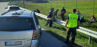 Tuplice: 15 imigrantów w siedmioosobowym aucie. Kierowcy udało się uciec