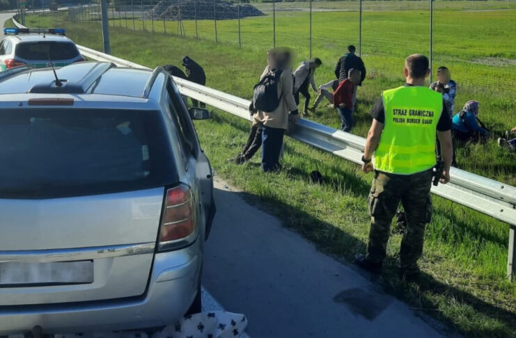 Tuplice: 15 imigrantów w siedmioosobowym aucie. Kierowcy udało się uciec