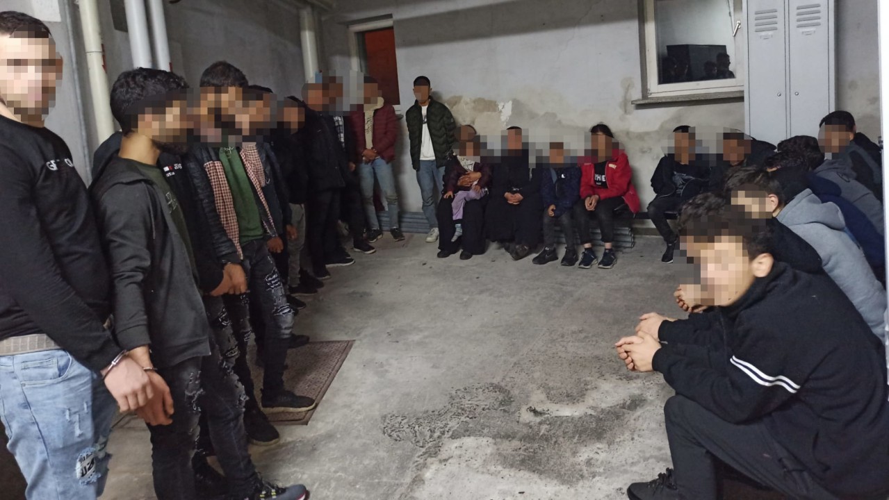 SG zatrzymała 29 nielegalnych migrantów - byli zamknięci w busie przy granicy z Niemcami
