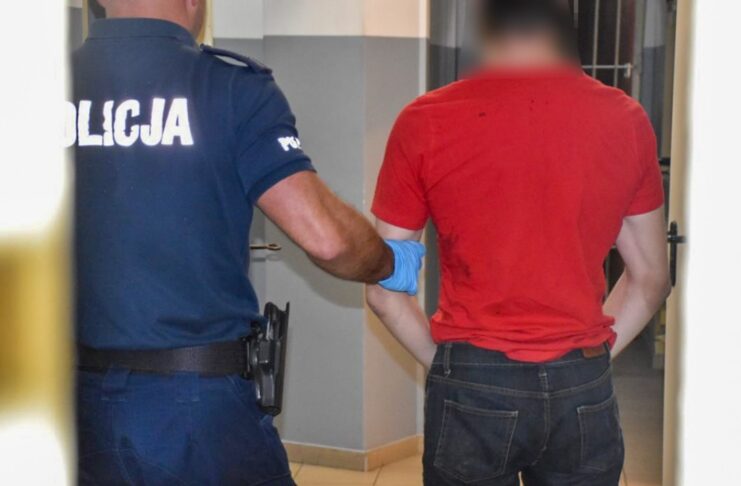 Mężczyzna z bronią sterroryzował kamienicę w Żarach, padły strzały. 30-latek usłyszał 8 zarzutów