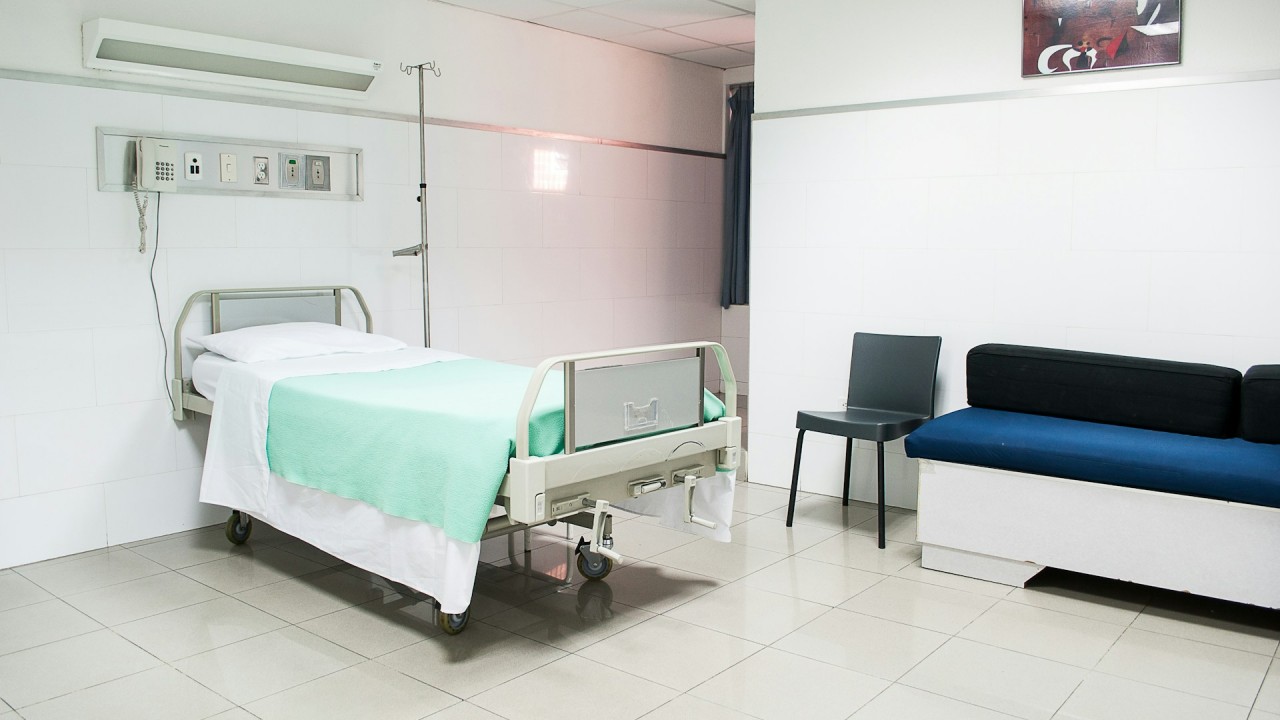 Nie żyje pacjent, który uciekł ze szpitala w Żarach - mężczyzna zamarzł