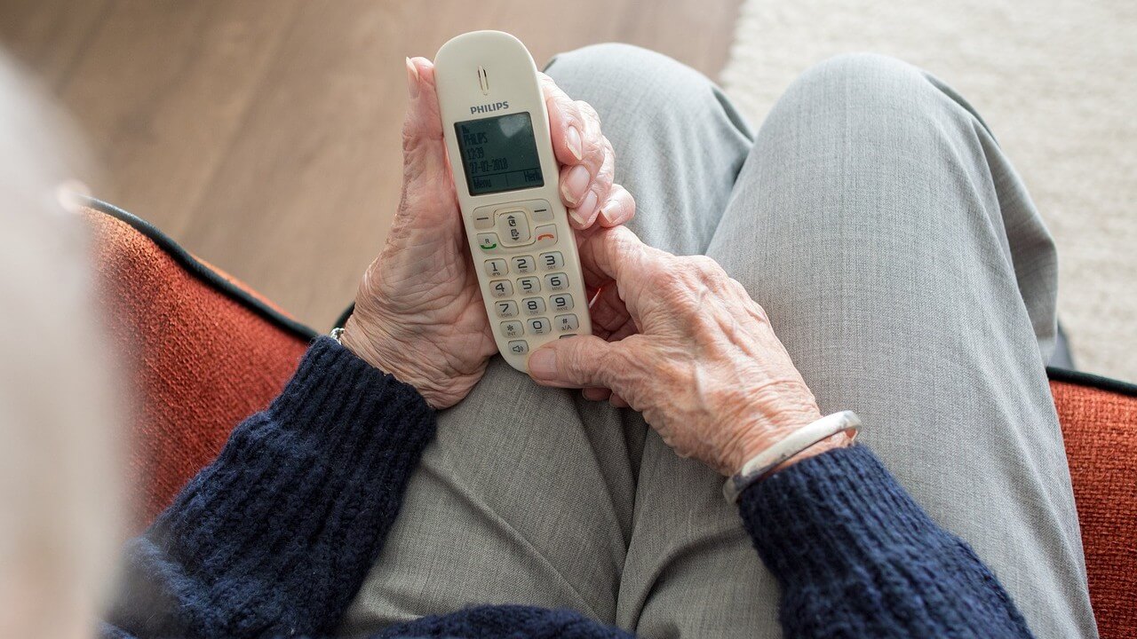 Oszustwa na córkę wciąż działają – fikcyjne wypadki i ogromne straty po telefonach oszustów