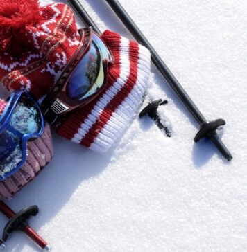 Ferie zimowe 2026 – czy już warto je planować? Kijki narciarskie i czapka z goglami na śniegu